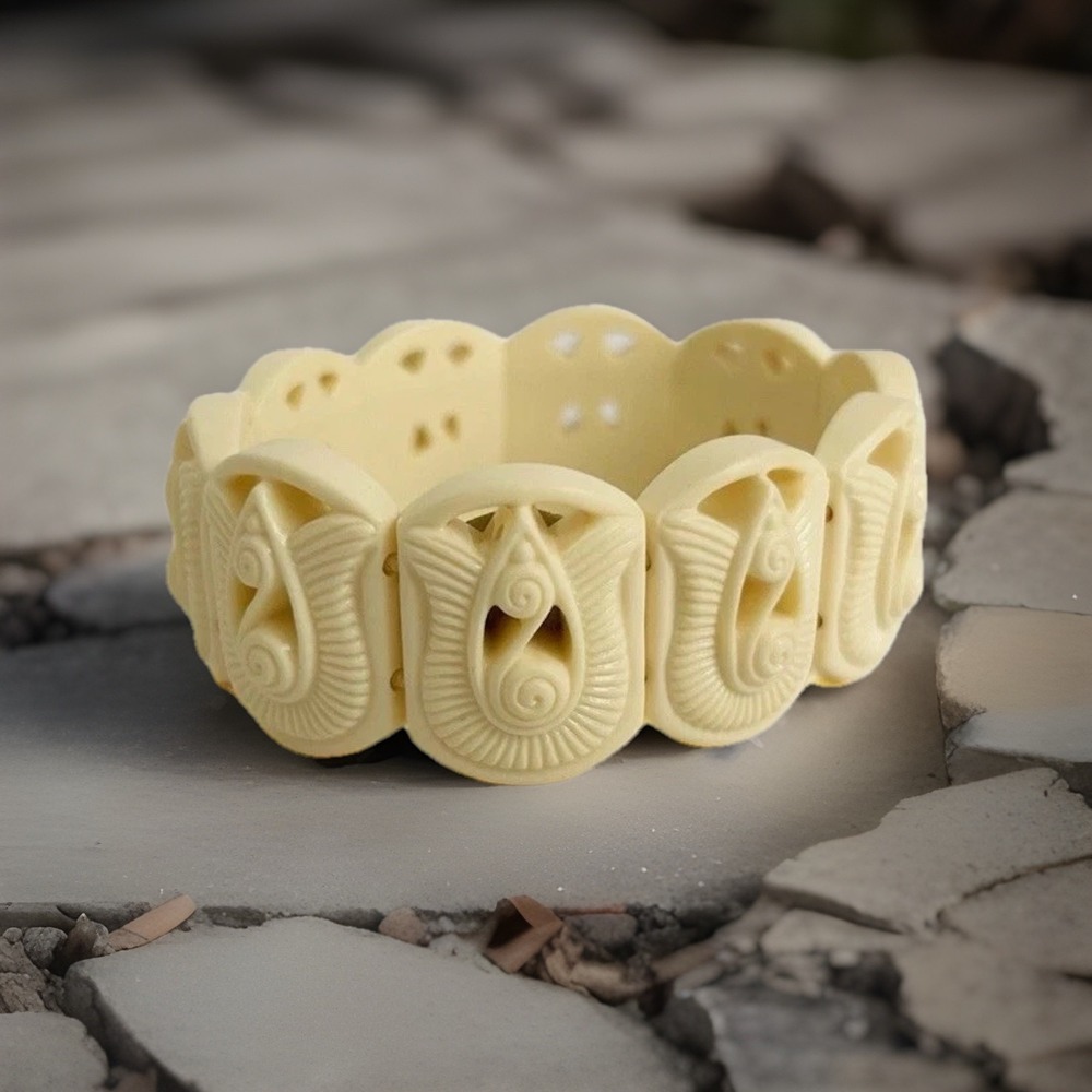 Vintage 1982 AVON Gracious Tulips Ivory Color Plastic Stretch Bracelet Japan 80s
